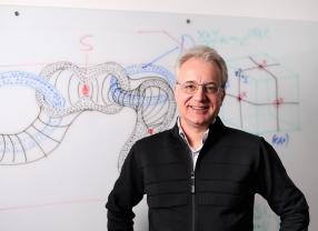 Robert R